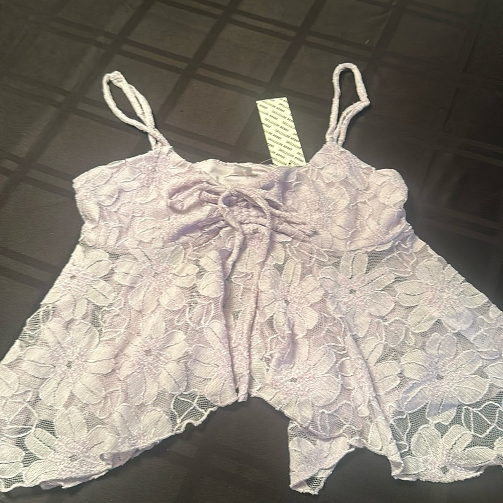 NWT beautiful lace top Kimichi Blues - size M lilac color